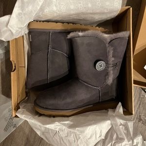BRAND NEW in original box UGG Grey Bailey Button II Boots Size 7